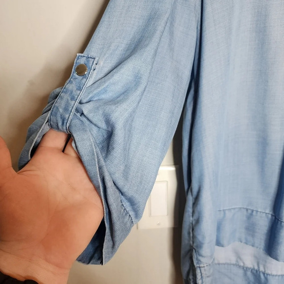 Chico's Zenergy chambray lace up hooded blue top. Roll tab sleeves. Size 3 -16/L - Picture 8 of 16